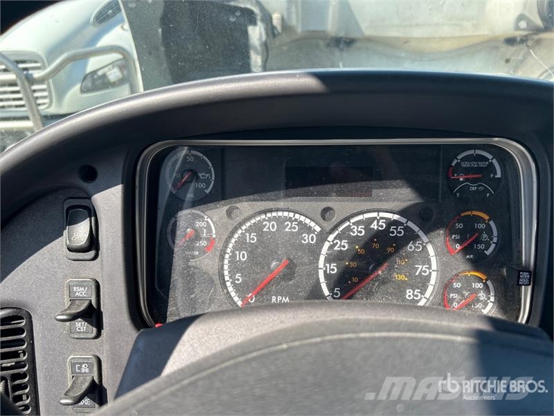 Freightliner M2 106 4x2 Van Truck Kapali kasa kamyonlar