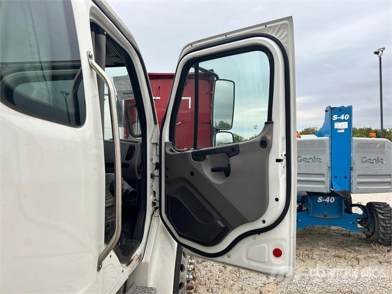 Freightliner M2 106 4x2 Van Truck (Inoperable) Фургони