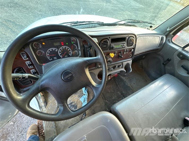 Freightliner M2 106 4x2 Van Truck Фургони