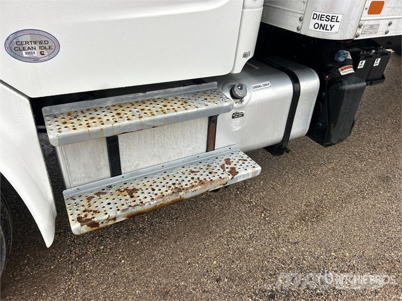 Freightliner M2 106 4x2 Van Truck Грузовики-Фургоны