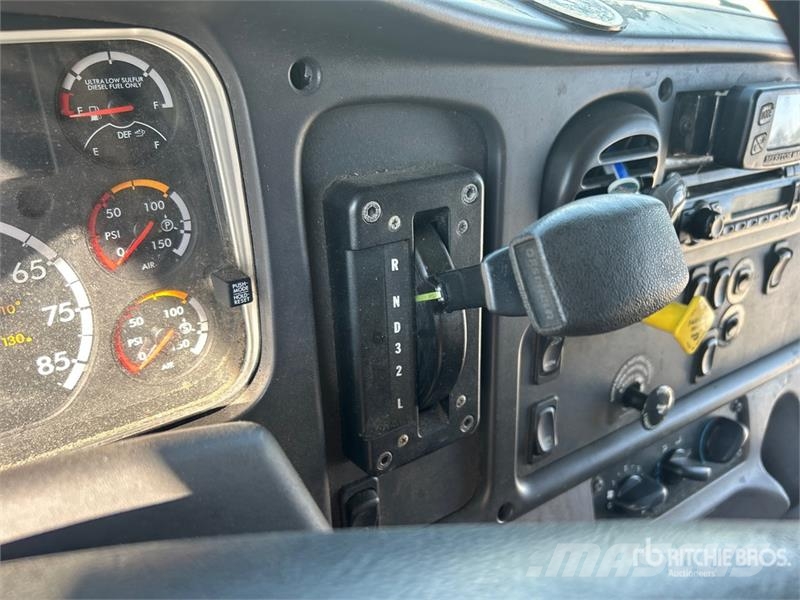 Freightliner M2 106 4x2 Van Truck Kapali kasa kamyonlar