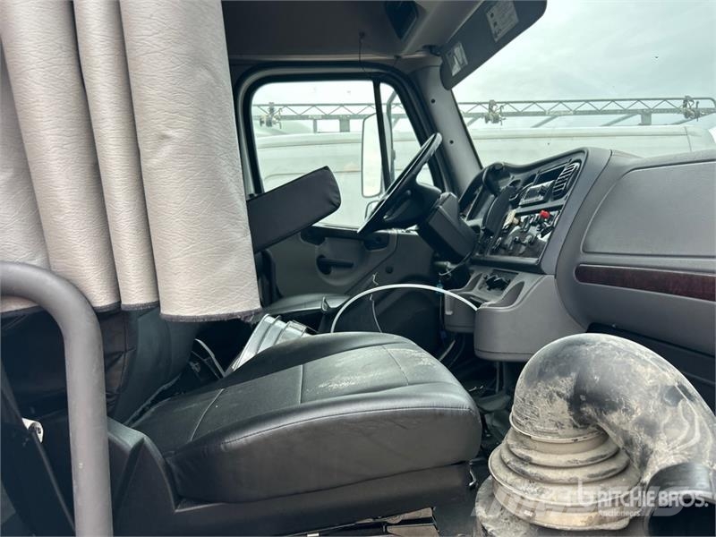 Freightliner M2 106 4x2 Van Truck (Inoperable) Фургони