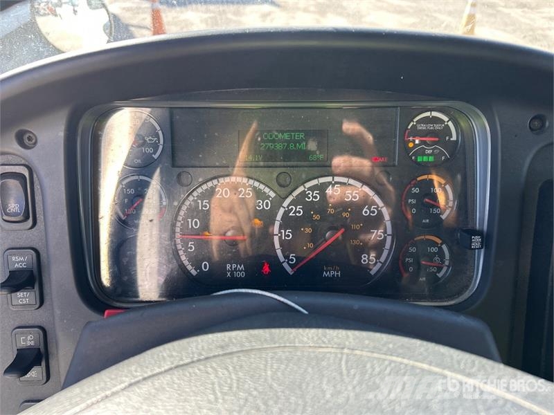 Freightliner M2 106 4x2 Van Truck Furgons