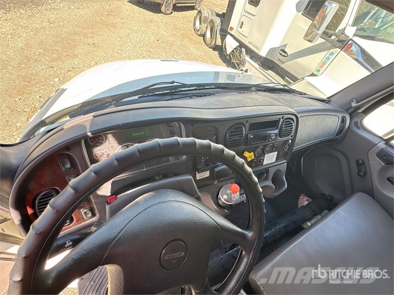Freightliner M2 106 4x2 Van Truck Tovornjaki zabojniki