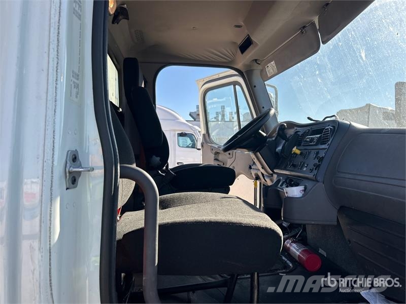 Freightliner M2 106 4x2 Van Truck Furgons