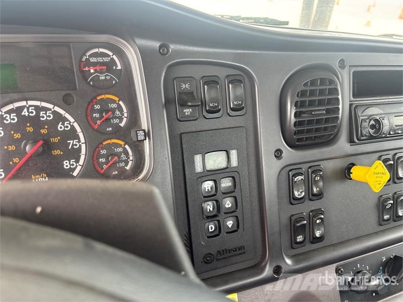 Freightliner M2 106 4x2 Rollback Truck Hinausautot