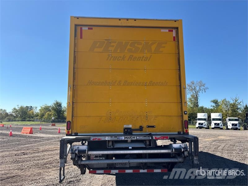 Freightliner M2 106 4x2 Van Truck Фургони