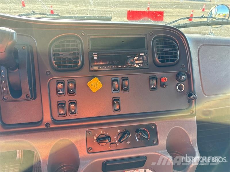 Freightliner M2 106 4x2 Van Truck Camiones caja cerrada