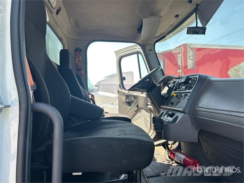 Freightliner M2 106 4x2 Van Truck Kapali kasa kamyonlar