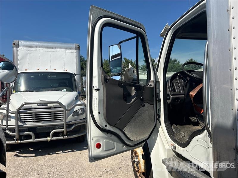 Freightliner M2 106 4x2 Van Truck Kapali kasa kamyonlar