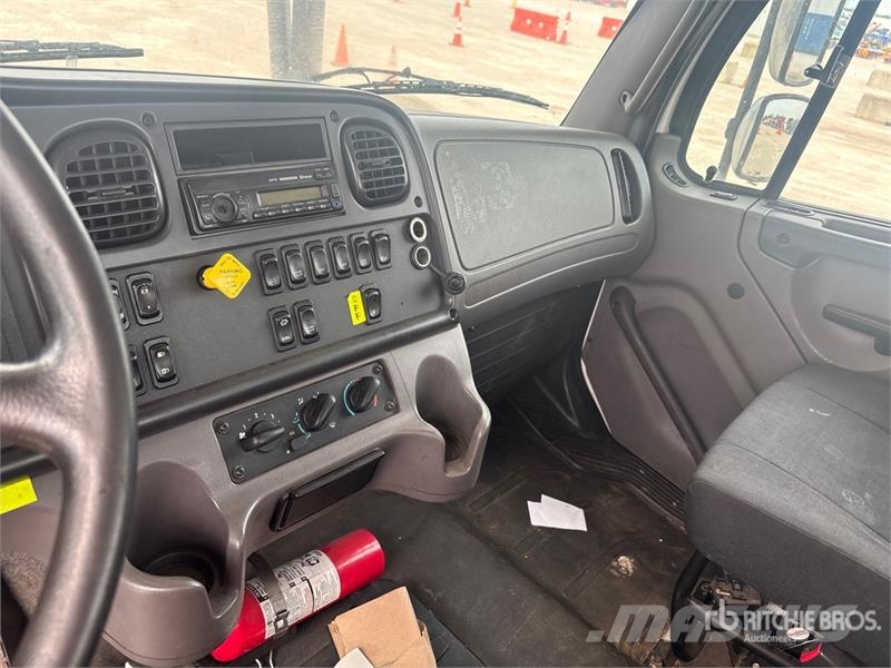 Freightliner M2 106 4x2 Rollback Truck Hinausautot