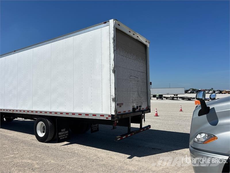 Freightliner M2 106 4x2 Van Truck Kapali kasa kamyonlar