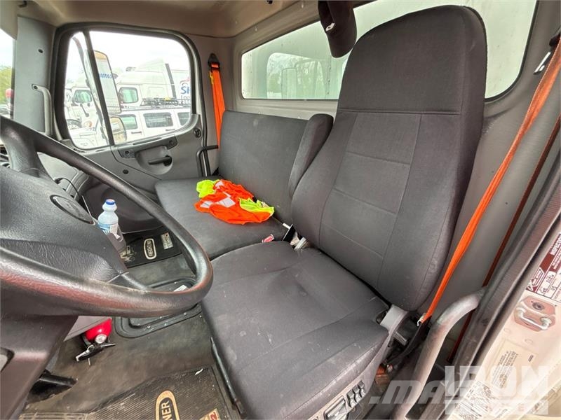 Freightliner M2 106 4x2 Van Truck Fast kasse