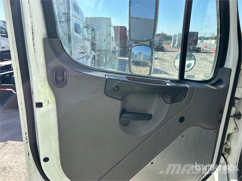 Freightliner M2 106 4x2 Van Truck Furgons