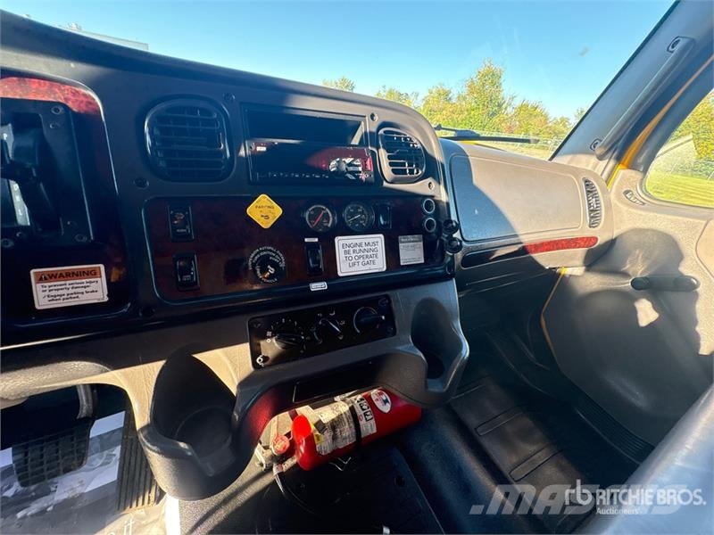 Freightliner M2 106 4x2 Van Truck (Inoperable) Camiones caja cerrada