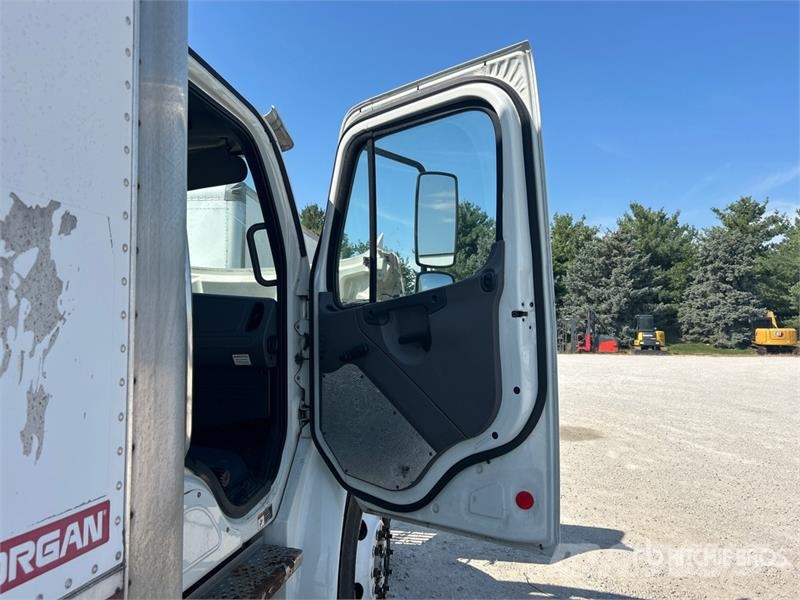 Freightliner M2 106 4x2 Van Truck Kapali kasa kamyonlar