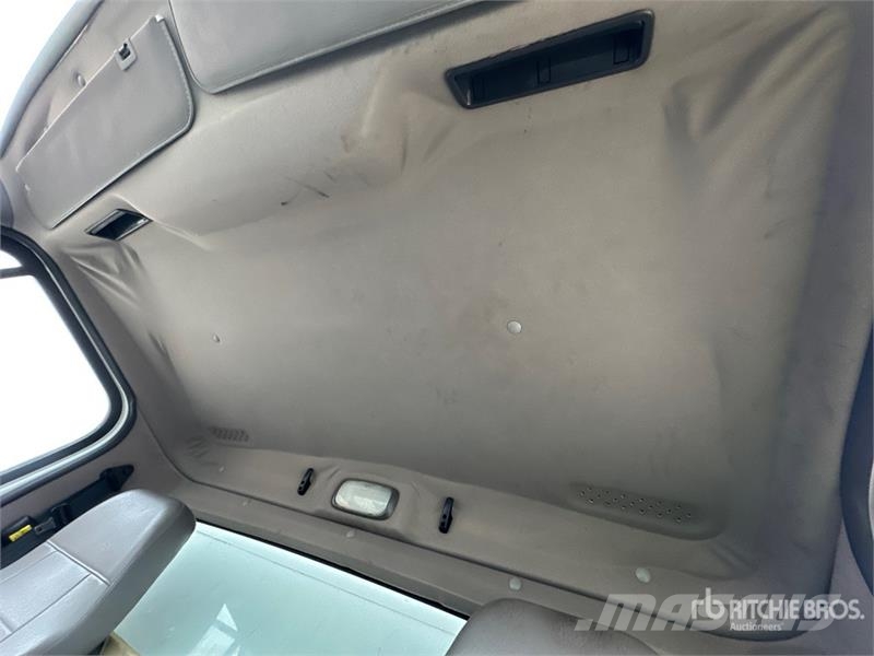 Freightliner M2 106 4x2 Van Truck Skapbiler