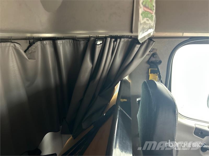 Freightliner M2 106 4x2 Van Truck (Inoperable) Фургони