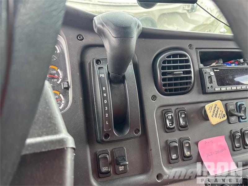 Freightliner M2 106 4x2 Van Truck Fast kasse
