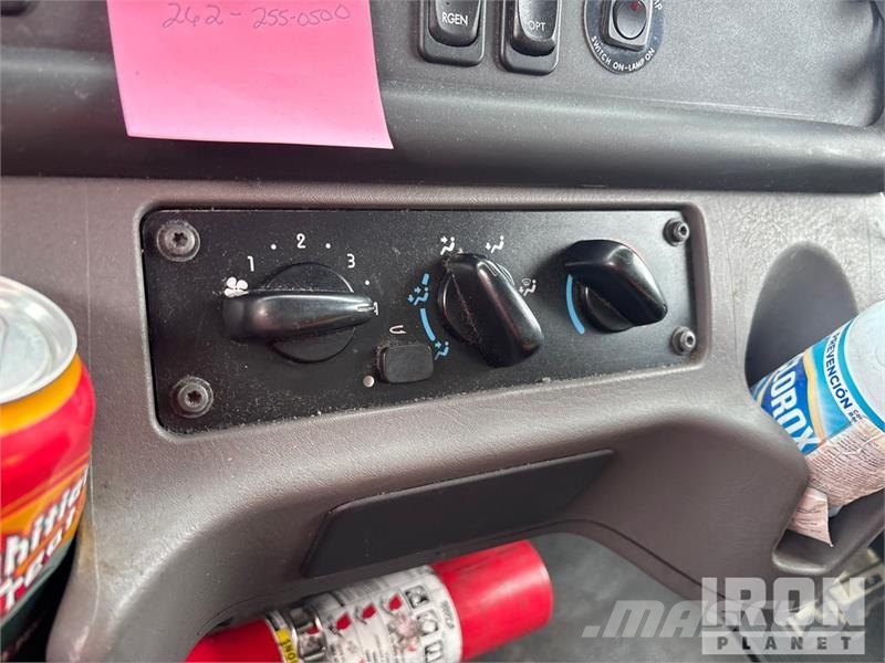 Freightliner M2 106 4x2 Van Truck Fast kasse