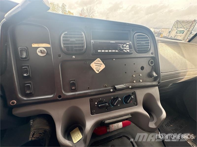 Freightliner M2 106 4x2 Van Truck Фургони