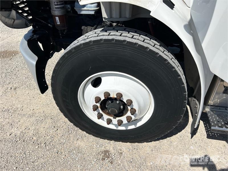 Freightliner M2 106 4x2 Van Truck Kapali kasa kamyonlar