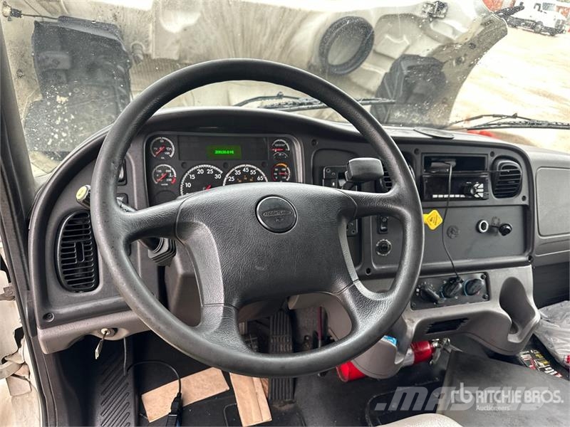 Freightliner M2 106 4x2 Van Truck Skapbiler