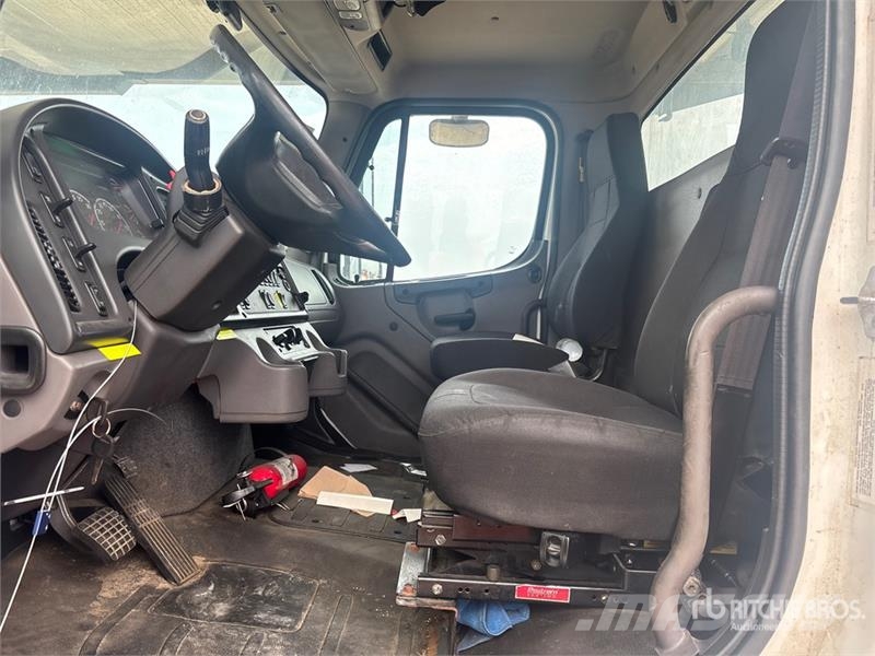 Freightliner M2 106 4x2 Rollback Truck Hinausautot