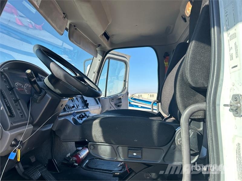 Freightliner M2 106 4x2 Van Truck Furgons