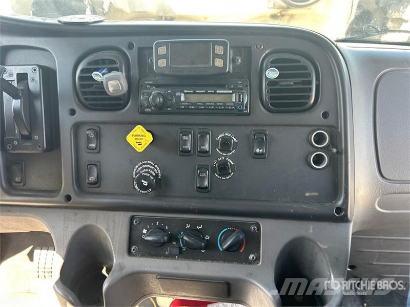 Freightliner M2 106 4x2 Van Truck Kapali kasa kamyonlar