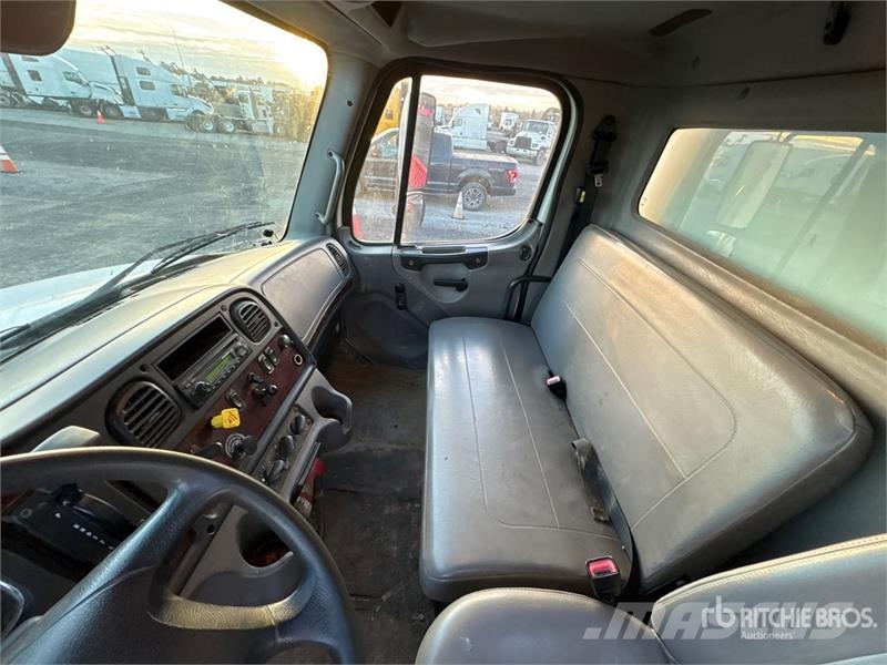 Freightliner M2 106 Van Truck Furgons