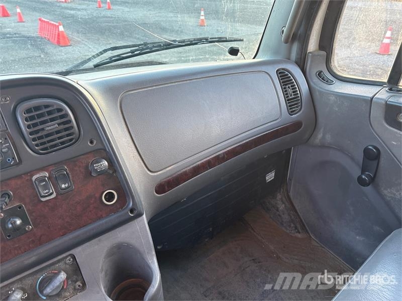 Freightliner M2 106 Van Truck Furgons