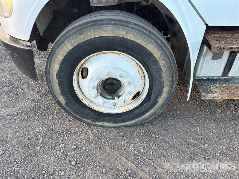 Freightliner M2 106 Van Truck Furgons