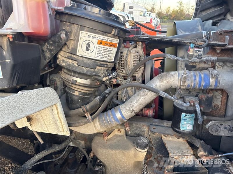 Freightliner M2 106 Van Truck Furgons
