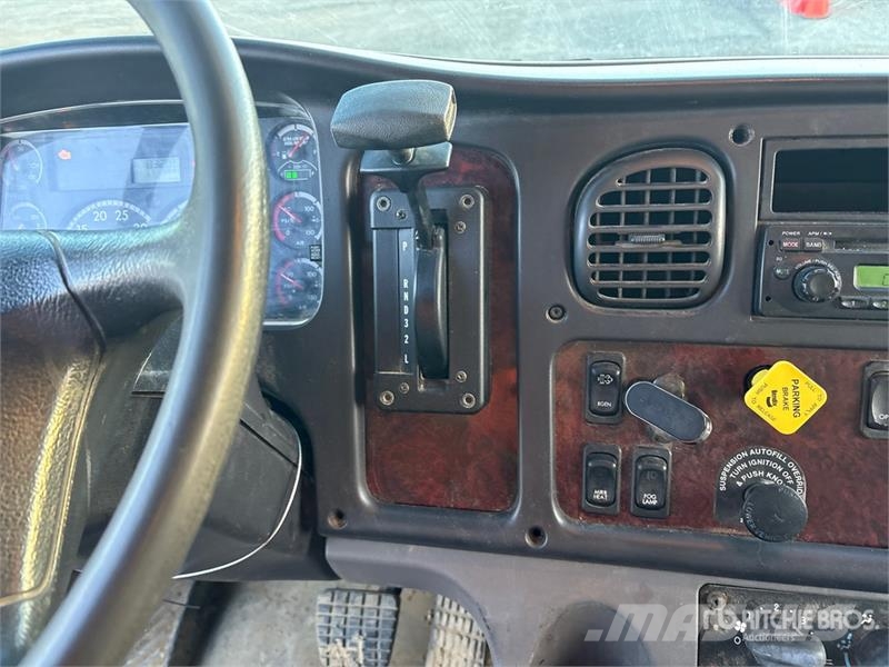 Freightliner M2 106 Van Truck Furgons