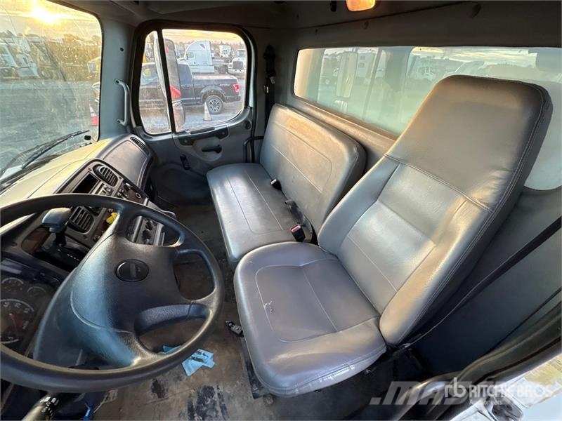 Freightliner M2 106 Van Truck Furgons