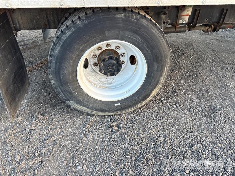 Freightliner M2 106 Van Truck Furgons