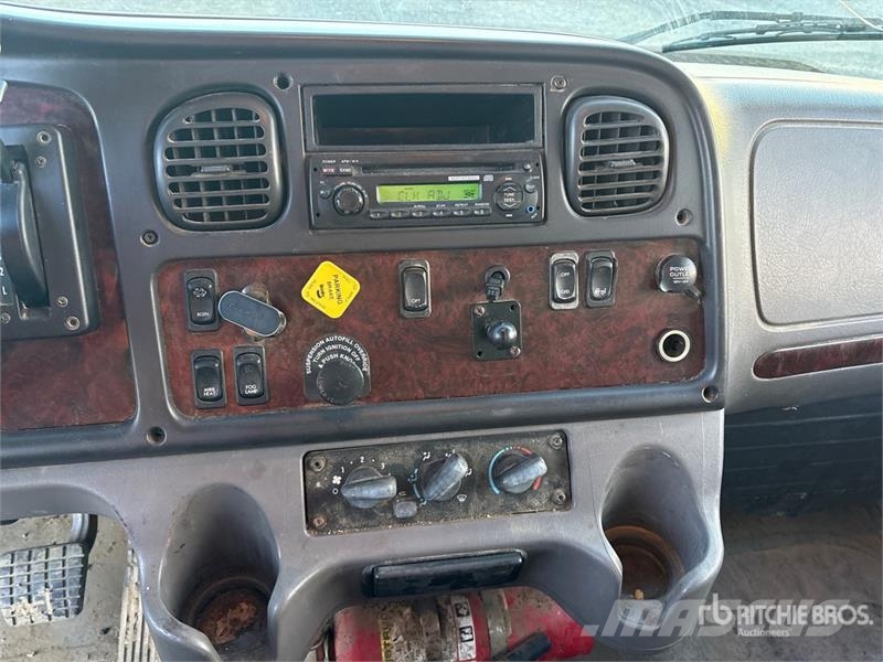 Freightliner M2 106 Van Truck Furgons