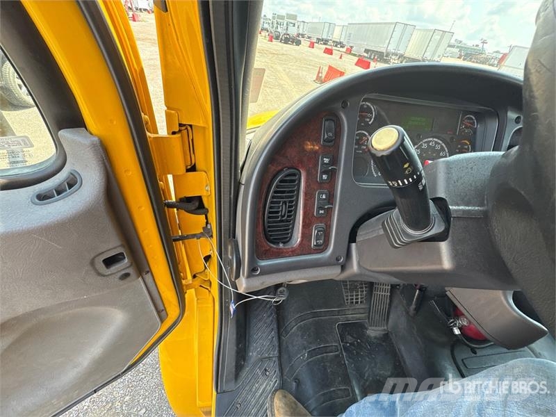 Freightliner M2106 4x2 Van Truck Furgons