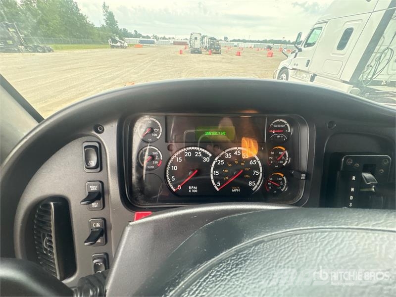 Freightliner M2106 4x2 Van Truck Грузовики-Фургоны