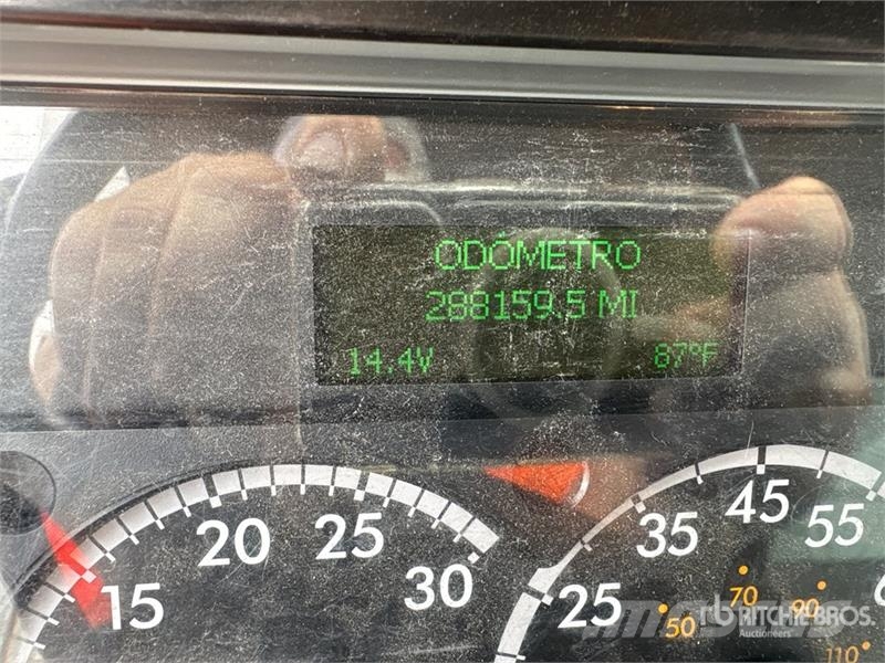 Freightliner M2106 4x2 Van Truck Грузовики-Фургоны