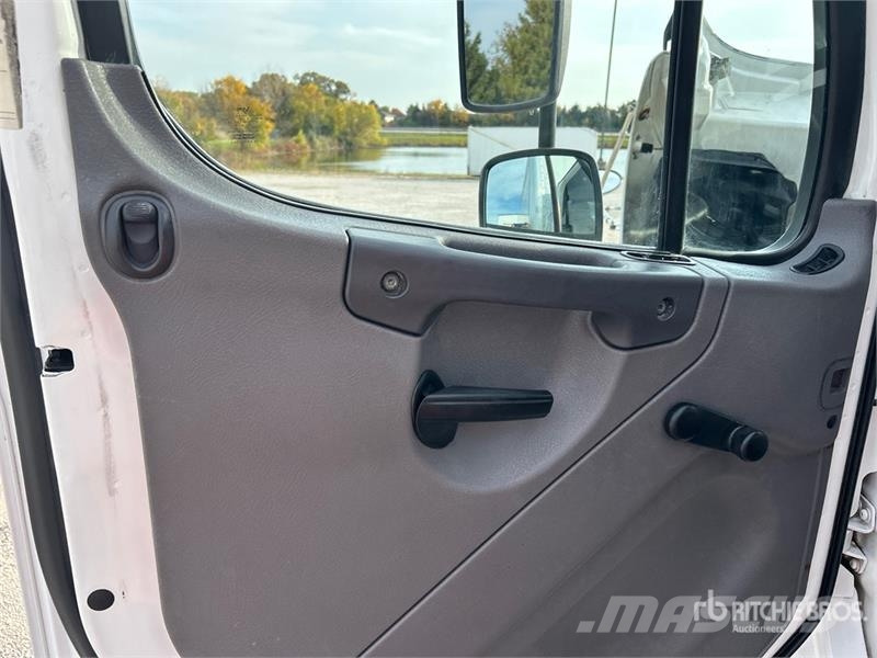 Freightliner M2106 4x2 Van Truck Kapali kasa kamyonlar