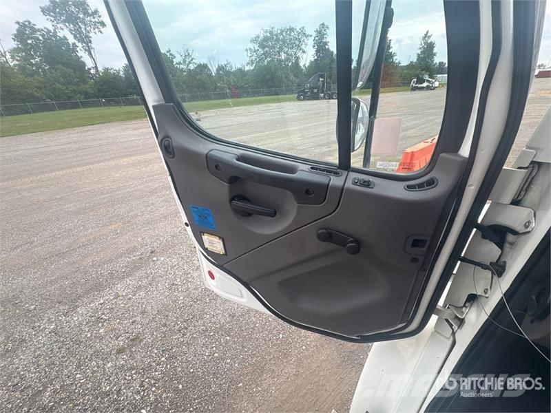 Freightliner M2106 4x2 Van Truck Грузовики-Фургоны
