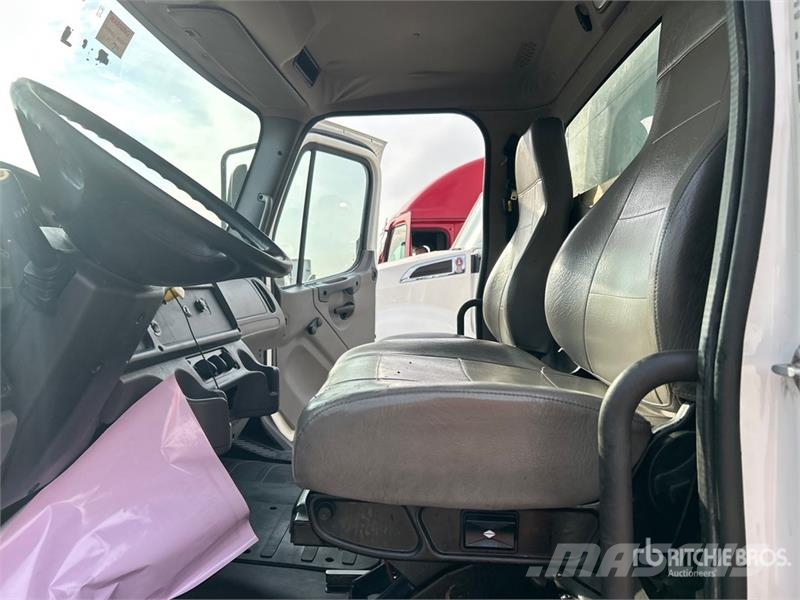 Freightliner M2106 4x2 Van Truck Kapali kasa kamyonlar