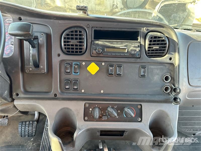 Freightliner M2106 4x2 Van Truck Фургони