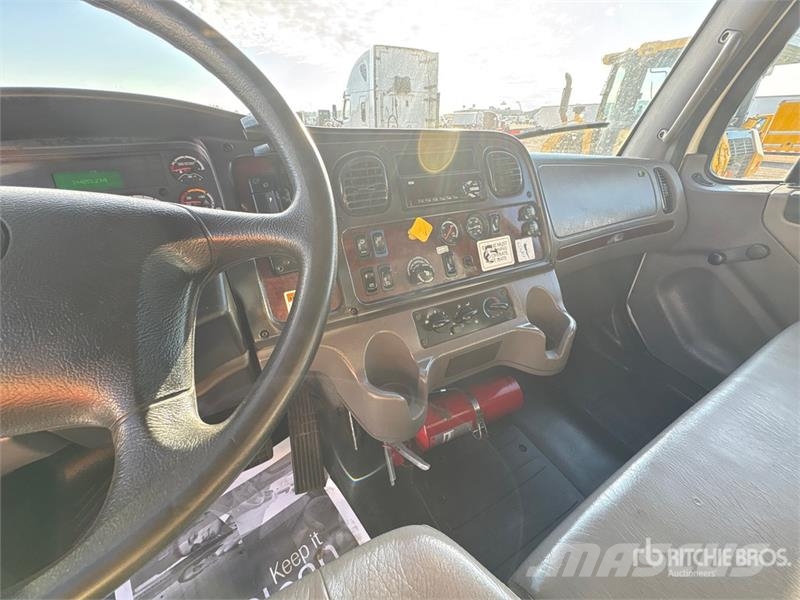 Freightliner M2106 4x2 Van Truck Грузовики-Фургоны