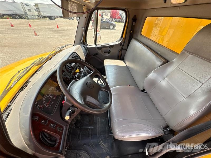 Freightliner M2106 4x2 Van Truck Furgons
