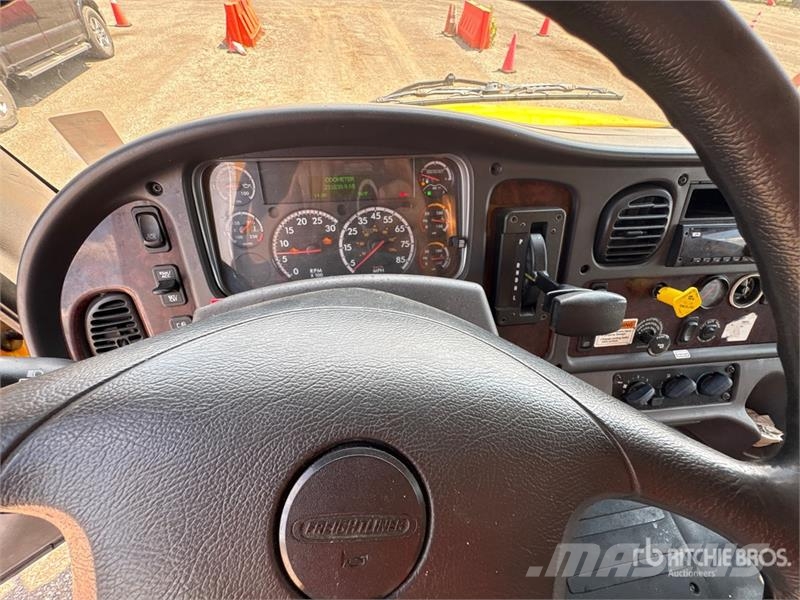 Freightliner M2106 4x2 Van Truck Furgons