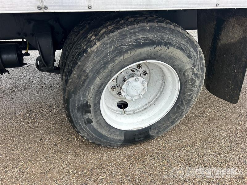 Freightliner M2106 4x2 Van Truck Фургони