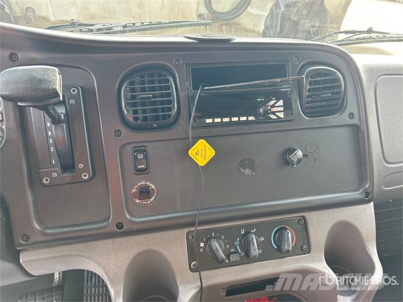 Freightliner M2106 4x2 Van Truck Kapali kasa kamyonlar